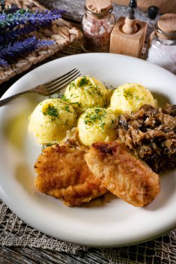 Kızarmış morina filetosu, haşlanmış patates ve mantarlı kızarmış lahana turşusu..