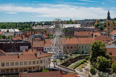 Eğer, Macaristan 'ın panoramik manzarası. Eski şehrin kırmızı çatıları.