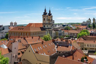 Eğer, Macaristan 'ın panoramik manzarası. Eski şehrin kırmızı çatıları.