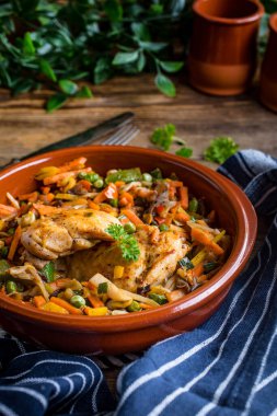 Sebzeli kızarmış tavuk fileto. Koyu ışık.