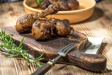 Kızarmış tavuk sopaları. Seçici odak.