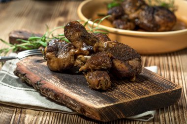 Kızarmış tavuk sopaları. Seçici odak.