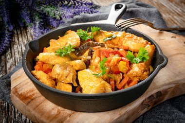 Dökme demir tavada sebzeli kızarmış tavuk..