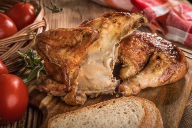 Ahşap Doğrama tahtası üzerinde kızarmış tavuk parçaları.