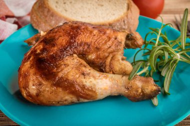 Mavi bir tabak kızarmış tavuk parçaları.