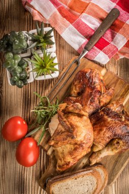 Ahşap Doğrama tahtası üzerinde kızarmış tavuk parçaları. Üstten görünüm.