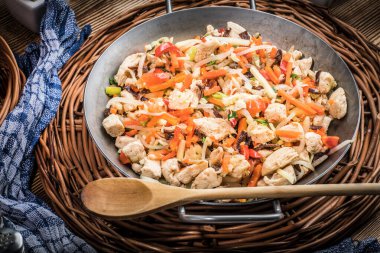 Kızarmış tavuk parçaları sebze gümüş bir Pan ile.