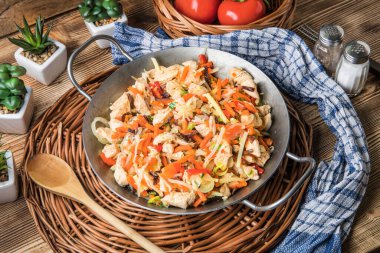 Kızarmış tavuk parçaları sebze gümüş bir Pan ile.