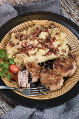 Tahta masada haşlanmış lahana turşulu kıymalı pirzola..