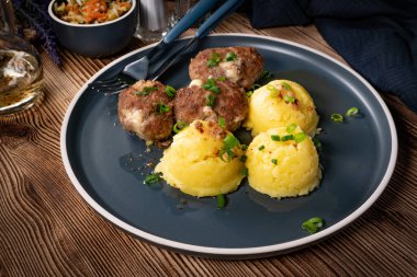 Peynirli köfte ve tabakta haşlanmış patates..