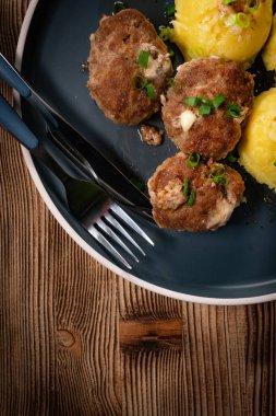 Peynirli köfte ve tabakta haşlanmış patates. Üst görünüm.