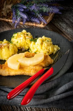 Haşlanmış patates ve ananas dilimli fırında tavuk göğsü fileto..