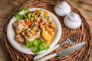 Haşlanmış sebzeler beyaz tabakta tavuk fileto.