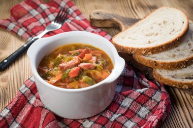 Lecho - biberli ve sosisli lezzetli Macar güveci.