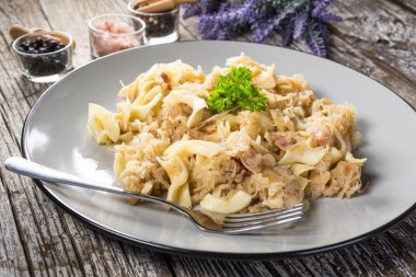 Lahana turşulu makarna ve pastırma. Seçici odak.