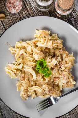 Lahana turşulu makarna ve pastırma. Seçici odak.