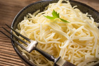 Spagetti makarna sosu olmadan basit kase.