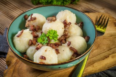 Kızarmış soğan ve grev otu ile doldurulmuş patates köftesi..