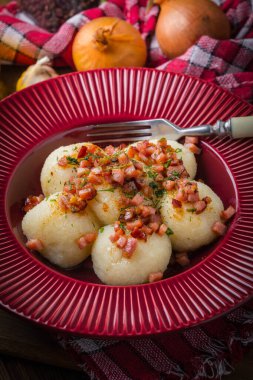 Pastırma, soğan ve bir plaka üzerinde ham patates köfte.