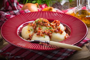 Pastırma, soğan ve bir plaka üzerinde ham patates köfte.