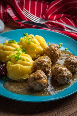 Soslu köfte, patates ve kızılcık reçeli..