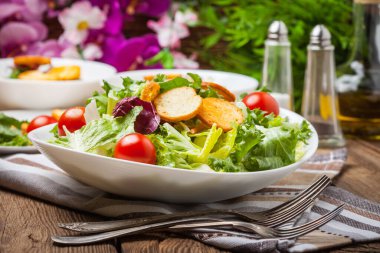 Beyaz kase karışık salata. Seçici odak.