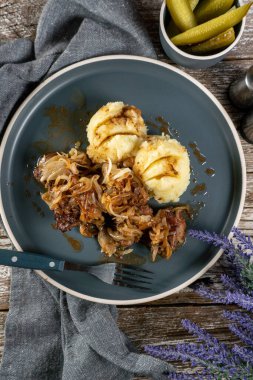 Kızarmış ciğer ve soğanlı haşlanmış patates ve salatalık turşusu..