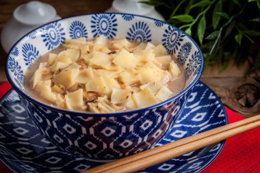 Mavi bir kase erişte ile mantar çorbası. Seçici odak.