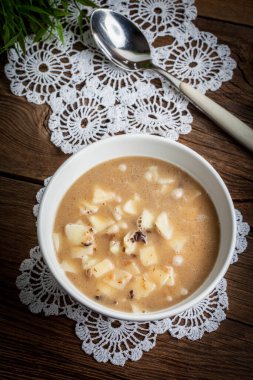 Beyaz bir kase erişte ile mantar çorbası. Seçici odak.