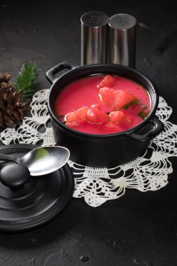 Siyah arkaplanda kırmızı borş çorbası..