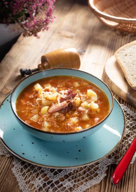 Ahşap masada geleneksel lahana çorbası..