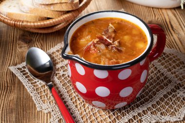 Ahşap masada geleneksel lahana çorbası..