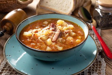 Ahşap masada geleneksel lahana çorbası..