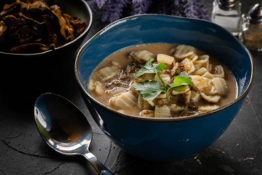 Siyah masada erişteli mantar çorbası..