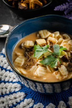 Siyah masada erişteli mantar çorbası..