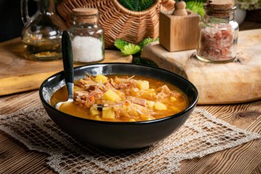 Geleneksel Rus çorbası, ahşap masada lahana..