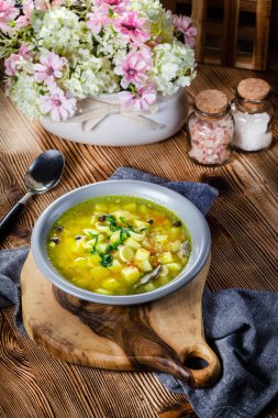 Sebzeli ve tavuklu Polonya arpa çorbası - krupnik.