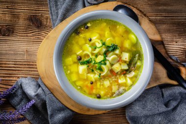 Sebzeli ve tavuklu Polonya arpa çorbası - krupnik.