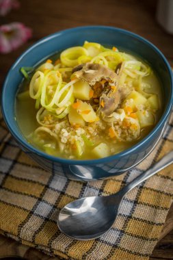 Geleneksel çorba, arpa ve tavuk var. 