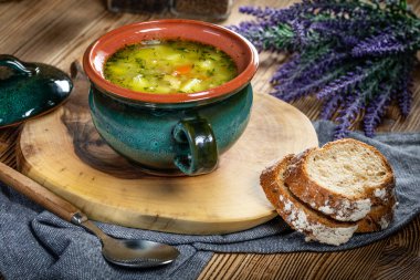 Sebzeli ve tavuklu Polonya arpa çorbası - krupnik.