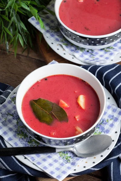 素食红汤 木制背景碗中的罗宋汤 — 图库照片