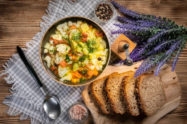 Ev yapımı İtalyan sebze çorbası. Karnabahar, soğan, kereviz, havuç, patates, kabak çorbası..