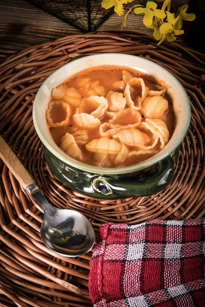 Świeża Zupa Pomidorowa Conchigliette Zielonej Misce — Zdjęcie stockowe