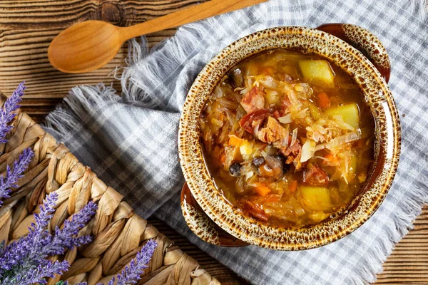 传统的俄罗斯酸卷心菜汤放在木制桌子上 有选择的重点 免版税图库照片
