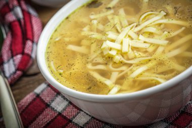 Çorba. Erişteli tavuk çorbası..