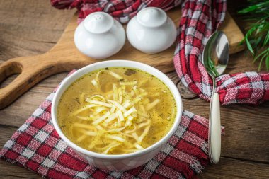 Çorba. Erişteli tavuk çorbası..