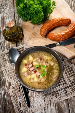 Patates ve sosisli ekşi çorba..