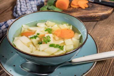 Çorba. Erişteli tavuk çorbası..