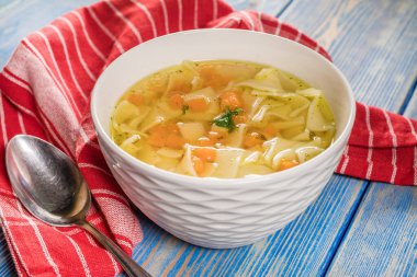 Çorba. Erişteli tavuk çorbası..