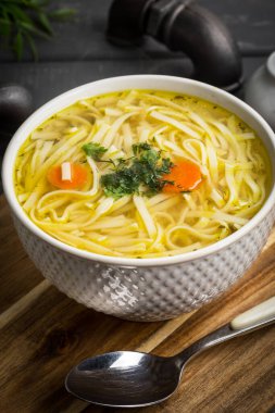 Erişte, carror ve maydanoz bir plaka ile lezzetli et suyu